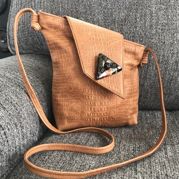 Tom Thomas tan leather embossed asymmetrical crossbody purse - Picture 2 of 15